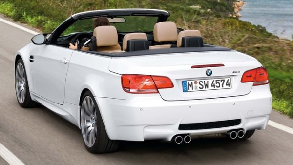 Купето (E92) серийно получава карбонов покрив. Въвежда се и светкавичната 7-степенна трансмисия с двоен съединител (M DKG). Гамата включва седан, купе и кабриолет с твърд покрив, а върхът на сладоледа са хардкор версиите M3 GTS (450 к.с.) и олекотеният седан M3 CRT. С тази генерация BMW се завръща триумфално в DTM през 2012 г.